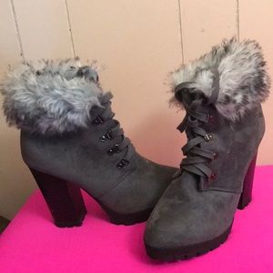 Grey ankle boots fur around top